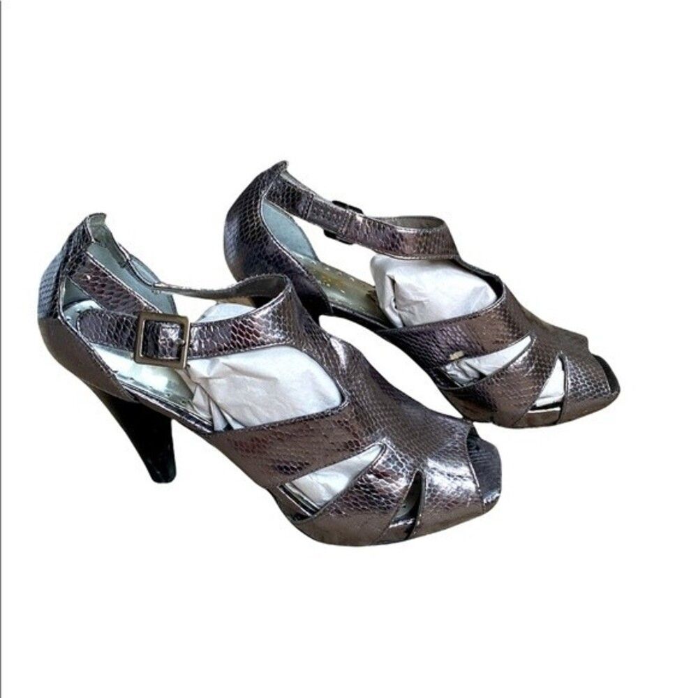 BCBG Paris Carly Women’s 8.5 B/38.5Heels Gray Silver Sandals Leather Sna…